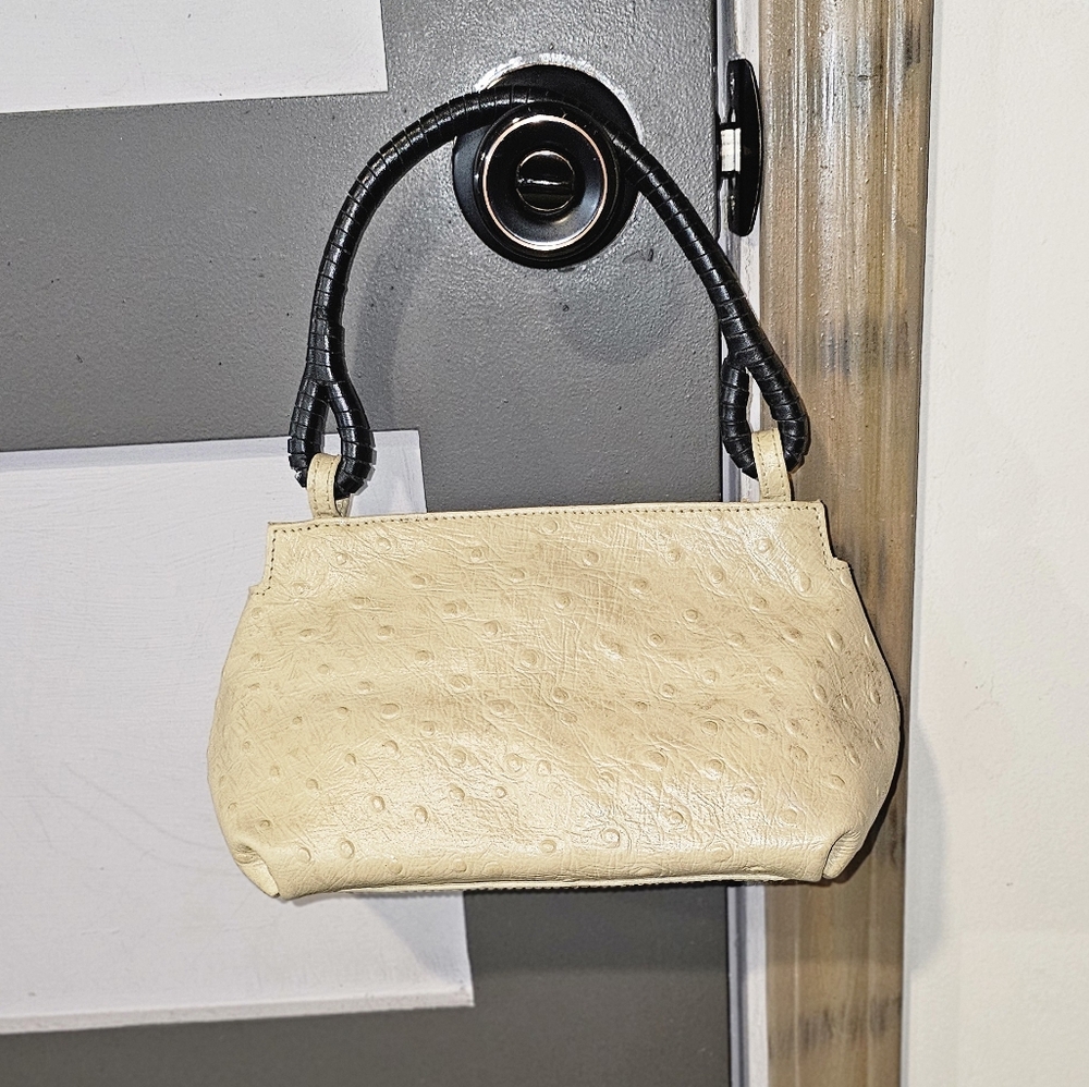 Wilsons Leather Cream Shoulder Bag with Black Handle
